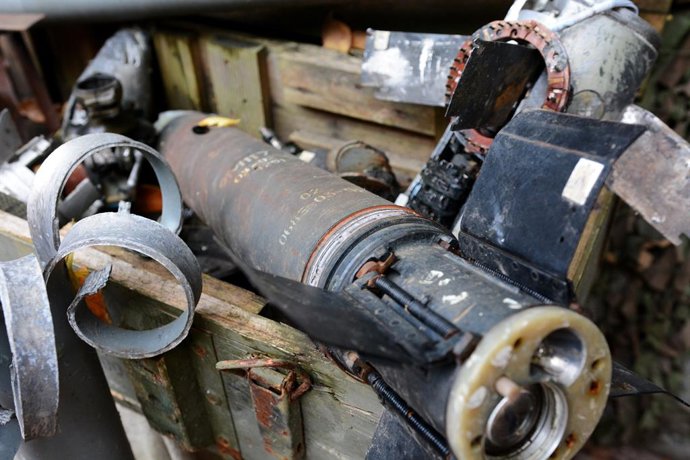 Archivo - Arquivo - 5 de outubro de 2024, Kiev, Ucrânia: Destroços de mísseis e projéteis russos durante um leilão militar voluntário em auxílio às Forças Armadas da Ucrânia, 5 de outubro de 2024, Kiev, Ucrânia
