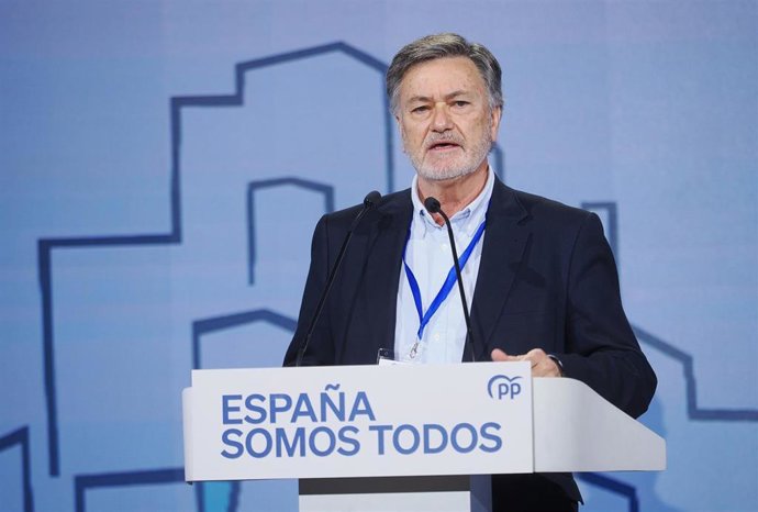 Archivo - El secretario general del PP de Castilla y León, Francisco Vázquez, interviene durante la XXVII Intermunicipal del PP, a 30 de noviembre de 2024, en Valladolid, Castilla y León (España). 