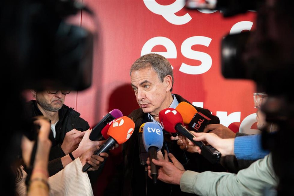El expresidente del Gobierno, José Luis Rodríguez Zapatero, atiende a los medios de comunicación durante la clausura del 15 Congreso Socialista de Castilla y León, en el Teatro Ortega, a 23 de febrero de 2025, en Palencia, Castilla y León (España).