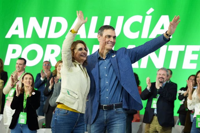 El secretario general del PSOE y presidente del Gobierno, Pedro Sánchez, junto a la secretaria general del PSOE-A, María Jesús Montero, clausuran el XV Congreso Regional del PSOE de Andalucía. A 23 de febrero de 2025 en Granada, Andalucía (España). El sec