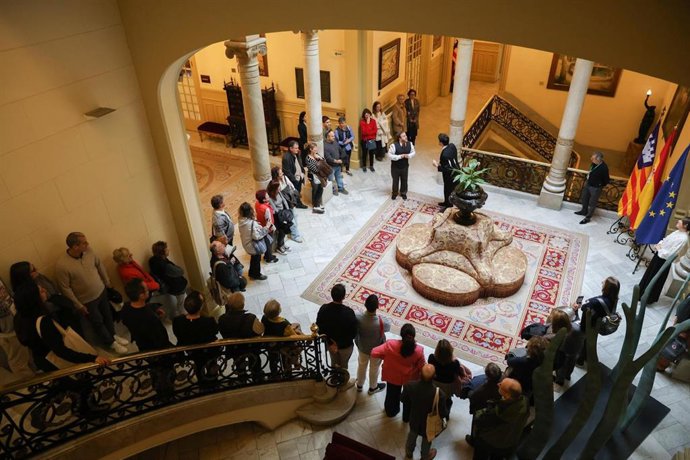 Un total de 250 personas disfrutan de las visitas teatralizadas al Parlament
