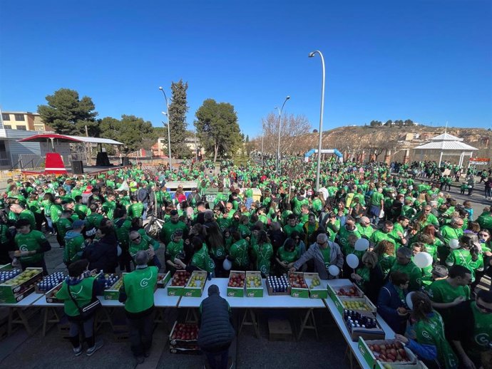 Ambiente en la zona de llegada de la XII Carrera por la Vida celebrada este domingo en Fraga, que ha reunido a más de 3.000 participantes y ha permitido recaudar más de 15.000 euros.