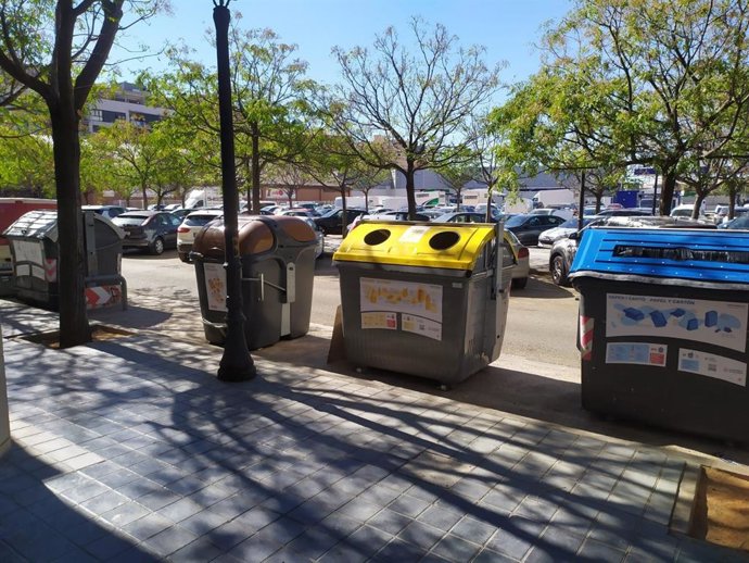 Archivo - Contenedores en imagen de archivo