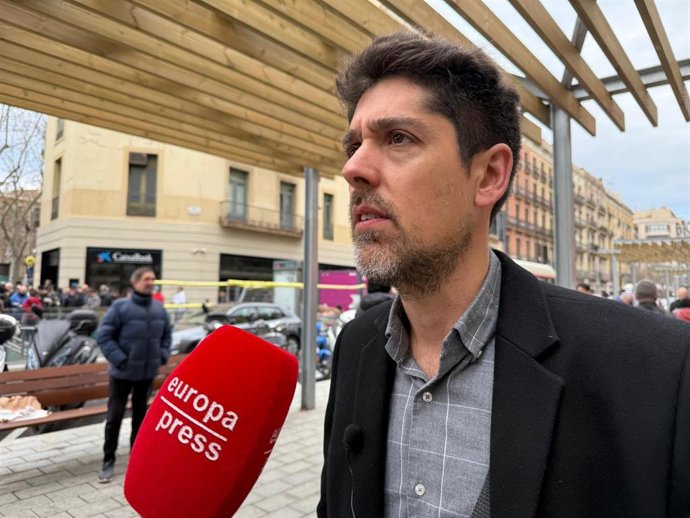 David Cid en una atención a los medios delante del Mercat de Sant Antoni