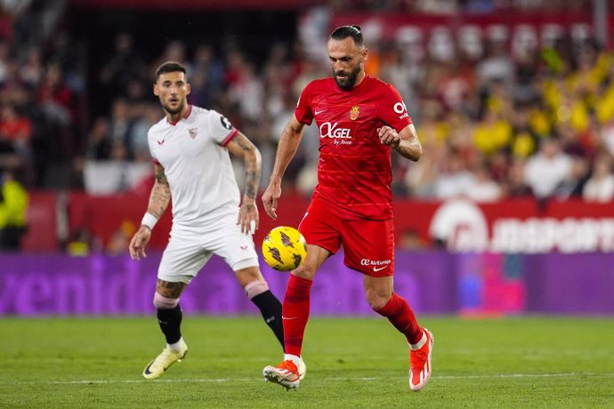 Archivo - Vedat Muriqi of RCD Mallorca in action during the Spanish league, LaLiga EA Sports, football match played between Sevilla FC and RCD Mallorca at Ramon Sanchez-Pizjuan stadium on April 22, 2024, in Sevilla, Spain.