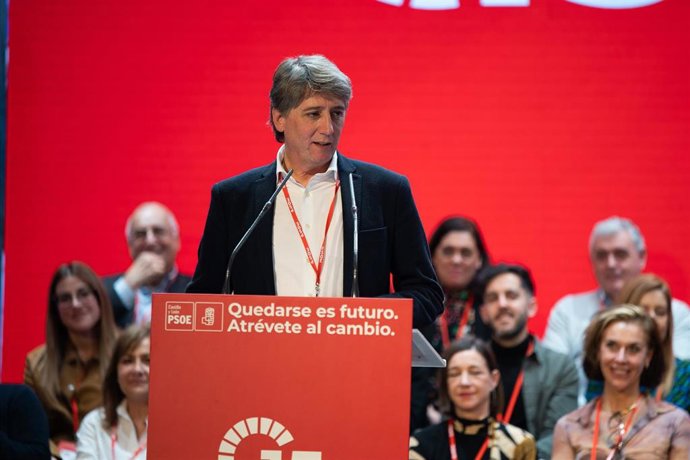 El secretario general del PSOE de Castilla y León, Carlos Martínez, durante la clausura del 15º Congreso Socialista de Castilla y León, en el Teatro Ortega, a 23 de febrero de 2025, en Palencia.