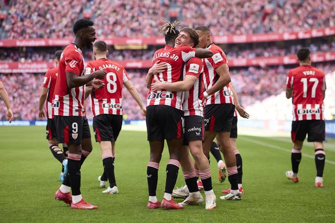 Mikel Jaureguizar, do Athletic Club, comemora após marcar o primeiro gol da equipe durante a partida da LaLiga EA Sports entre Athletic Club e Real Valladolid CF no San Mames em 23 de fevereiro de 2025, em Bilbao, Espanha.