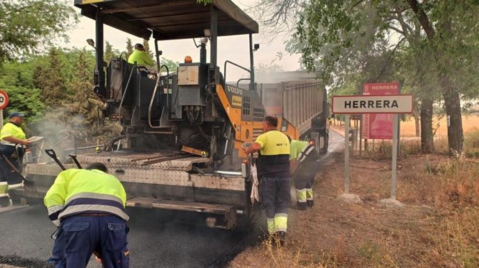 Labores de conservación de carretera en el municipio de Herrera.
