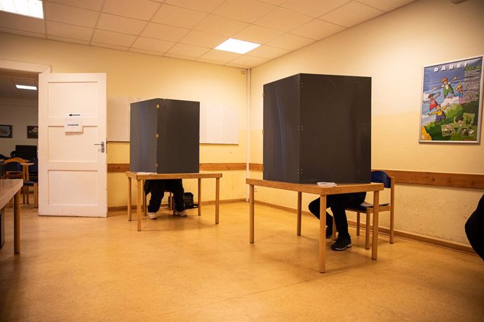 February 23, 2025, Berlin, Berlin, Germany: In the early morning hours of Sunday, February 23, 2025, Berliners in Charlottenburg made their way to polling stations, casting ballots in Germany's snap federal election, called months ahead of schedule after 