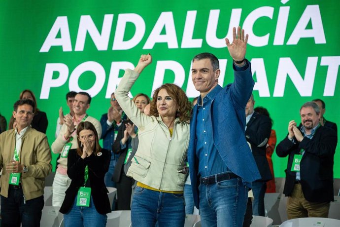 El secretario general del PSOE y presidente del Gobierno, Pedro Sánchez, junto a la secretaria general del PSOE-A, María Jesús Montero, clausuran el XV Congreso Regional del PSOE de Andalucía. 