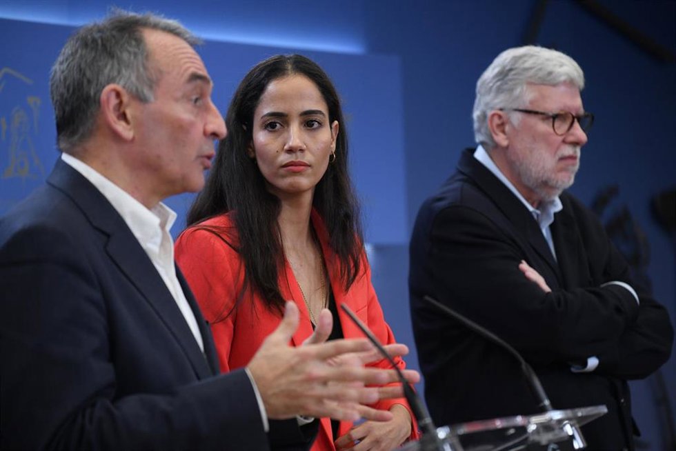Archivo - El portavoz parlamentario de Izquierda Unida y diputado de Sumar, Enrique Santiago; la diputada de Sumar, Tesh Sidi y el diputado de Sumar Agustín Santos, a 30 de noviembre de 2023, en Madrid (España).