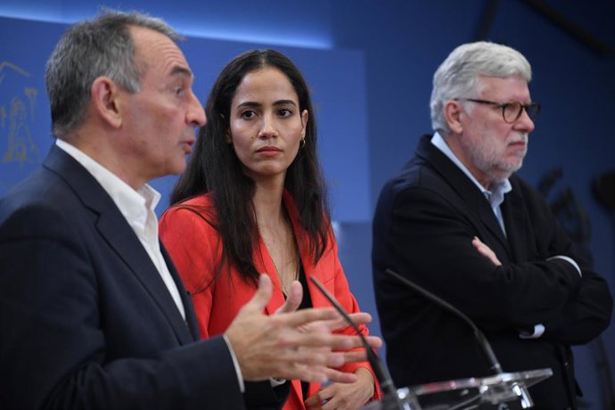 Archivo - Arquivo - (L-R) O porta-voz parlamentar da Izquierda Unida e deputado de Sumar, Enrique Santiago; o deputado de Sumar, Tesh Sidi e o deputado de Sumar, Agustín Santos, durante uma coletiva de imprensa no Congresso dos Deputados, em 30 de novem