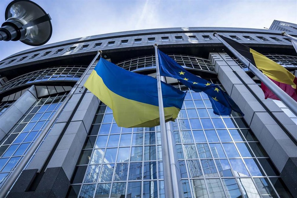 Bandera de Ucrania en el Parlamento Europeo 