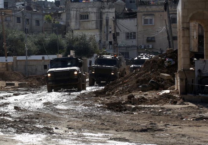 Archivo - TULKARM, Dec. 25, 2024 -- Veículos militares israelenses são vistos durante um ataque israelense no campo de refugiados de Tulkarm, no norte da Cisjordânia, em 25 de dezembro de 2024. O exército israelense está realizando uma operação militar em
