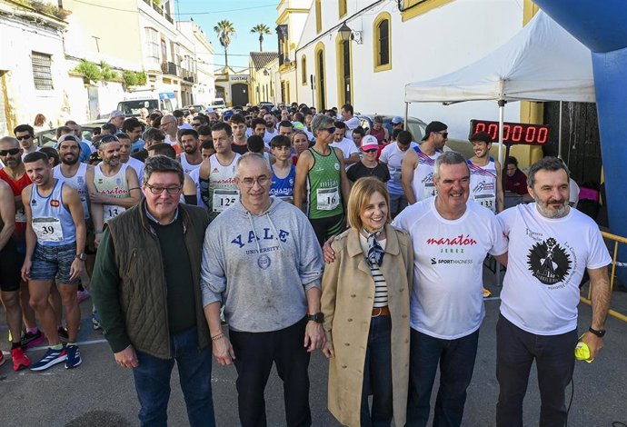 La alcaldesa de Jerez de la Frontera, María José García-Pelayo, este domingo en la salida de la 'I Carrera Popular La Coronación de Espinas recorre su historia'.