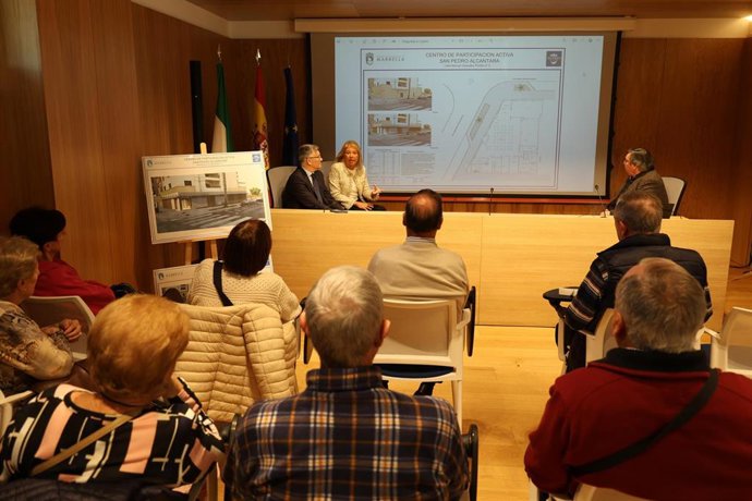 Encuentro de la alcaldesa, Ángeles Muñoz, con miembros de las juntas directivas de los CPA I y II.