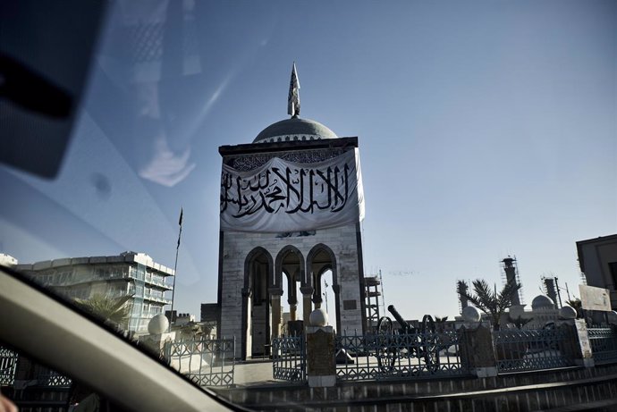 Archivo - November 16, 2021, Kandahar, Afghanistan: A monument covered with a Taliban flag on a roundabout, in the historic neighborhood of Kandahar.