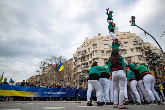 Actuación de los 'castellers' de Cerdanyola en la manifestación por el tercer año del inicio de la invasión de Rusia en Ucrania, a 23 de febrero de 2025, en Barcelona