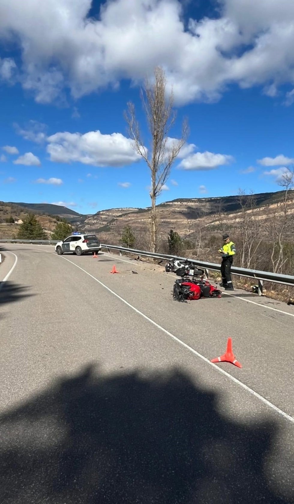 Punto de la A-1701 en Linares de Mora donde este domingo se ha producido un accidente de tráfico que deja tres motoristas heridos, dos de ellos de carácter grave y el tercero leve. Todos ellos han sido evacuados al Hospital Obispo Polanco de Teruel.