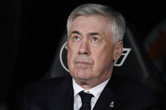 Carlo Ancelotti, técnico do Real Madrid, observa durante a partida de futebol da Liga Espanhola, LaLiga EA Sports, disputada entre o Real Madrid e o Girona FC no estádio Santiago Bernabeu em 23 de fevereiro de 2025, em Madri, Espanha.