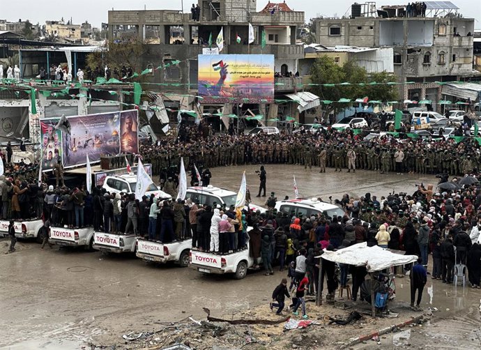 22 de fevereiro de 2025, Rafah, Faixa de Gaza, Território Palestino: As Brigadas Al-Qassam, a ala militar do Hamas, tomam medidas de segurança ao entregar, no sábado, dois reféns israelenses ao Comitê Internacional da Cruz Vermelha (CICV), como parte do p