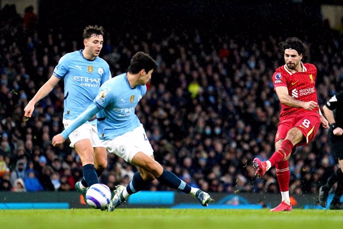 23 February 2025, United Kingdom, Manchester: Liverpool's Dominik Szoboszlai scores their side's second goal of the game during the English Premier League soccer match between Manchester City and Liverpool at the Etihad Stadium. Photo: Martin Rickett/PA W