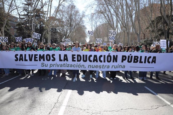 Decenas de personas durante una manifestación por la educación pública, a 23 de febrero de 2025, en Madrid (España). Una veintena de entidades y asociaciones que abarcan las distintas etapas educativas, desde la enseñanza obligatoria a la FP y la Universi