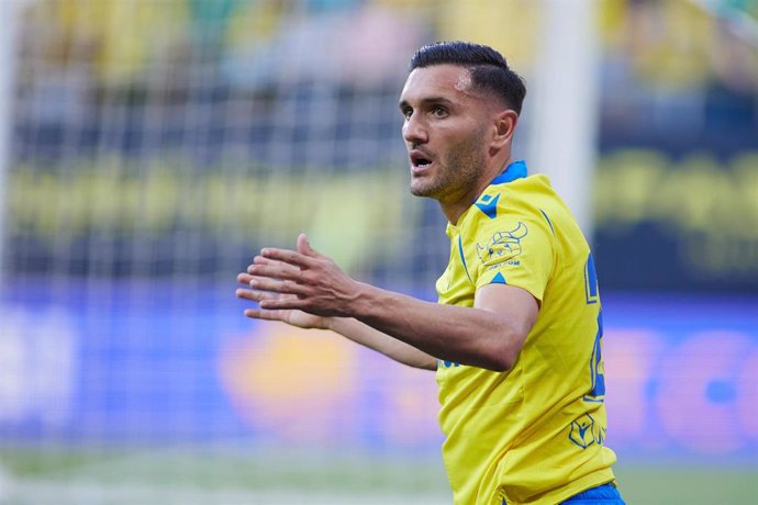 Archivo - Lucas Pérez, durante un partido.
