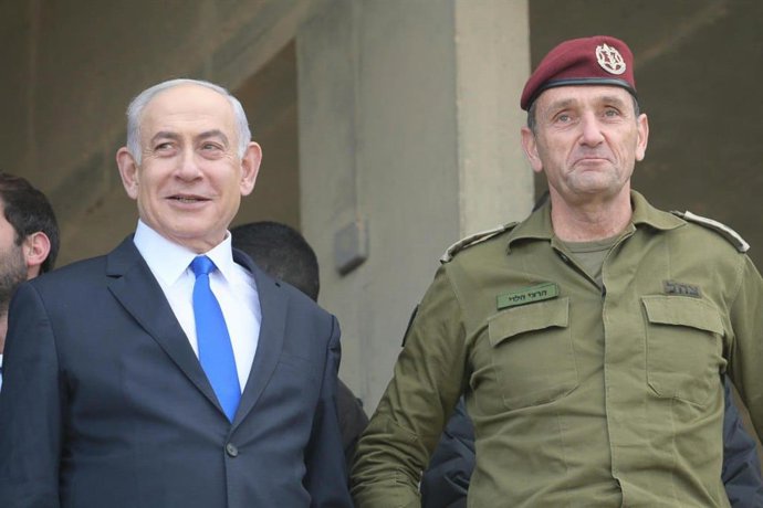 Archivo - Arquivo - 7 de março de 2024, Mitzpe Ramon, Israel: O primeiro-ministro de Israel, BENJAMIN NETANYAHU, o ministro da Defesa, Yoav Gallant, e o chefe do Estado-Maior das IDF, tenente-general HERZI HALEVI, participam da cerimônia de formatura do C