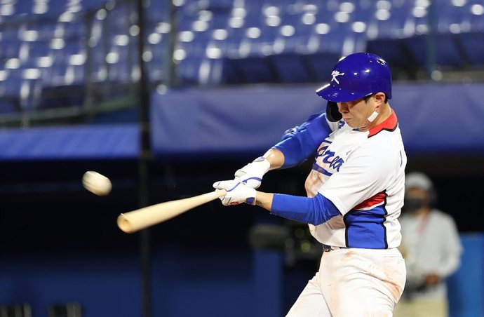 Archivo - 29 July 2021, Japan, Yokohama: South Korea's Oh Ji-hwan hits a two-run homer during the Baseball Opening Round Group B between Israel and South Korea at the Yokohama Baseball Stadium, part of the Tokyo 2020 Olympic Games. Photo: -/YNA/dpa