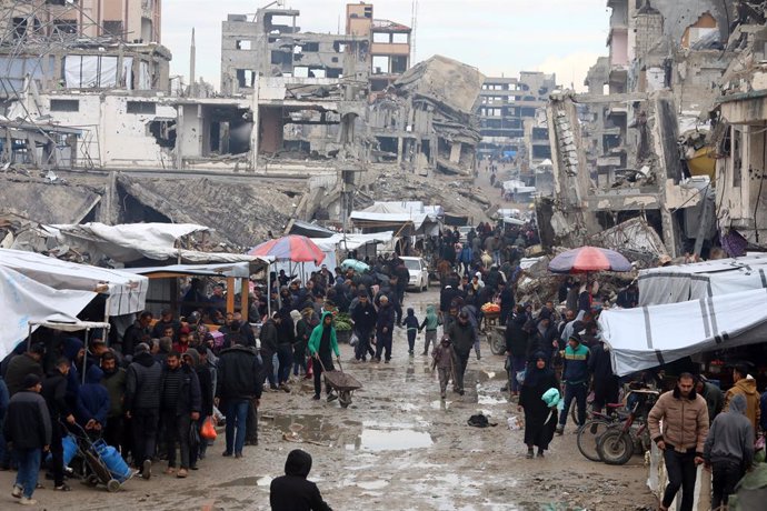 February 21, 2025, Gaza City, Gaza Strip, Palestinian Territory: People continue their daily life under difficult conditions at Shujaiya neighbourhood, as they struggle to survive among the rubble of buildings destroyed by Israeli attacks after the ceasef