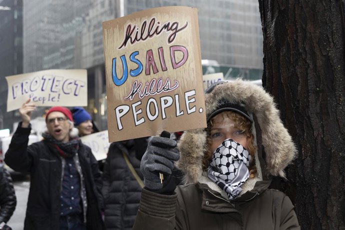 6 de fevereiro de 2025, Nova York, Nova York, EUA: Um manifestante segura um cartaz com os dizeres "Killing USAID Kills People" (Matar a USAID mata pessoas) do lado de fora dos escritórios dos senadores Schumer e Gillibrand em Manhattan. Durante a chuva, 