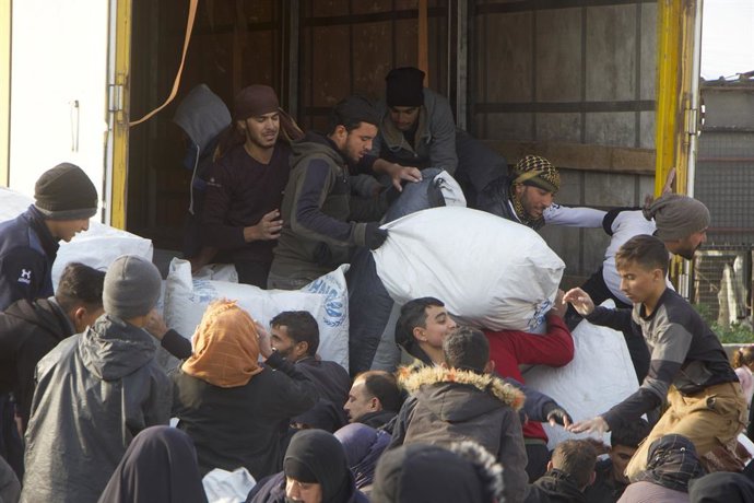 Refugiados deixam o campo de Al Hol, no nordeste da Síria, em uma operação de repatriação coordenada entre as autoridades curdas e o governo iraquiano.