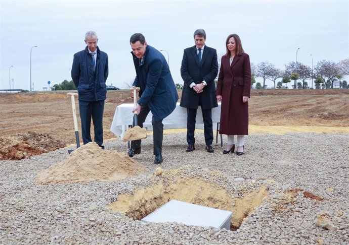 Archivo - El presidente de la Junta de Andalucía, Juanma Moreno, coloca la primera piedra de una promoción de viviendas en Utrera (Sevilla), en una imagen de archivo.