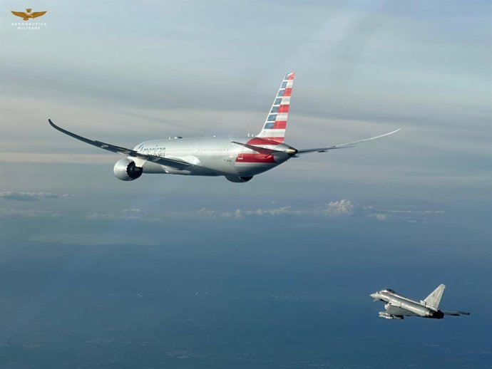 Duas aeronaves militares escoltam um avião da American Airlines que fez um pouso de emergência em Roma após uma falsa ameaça de bomba.