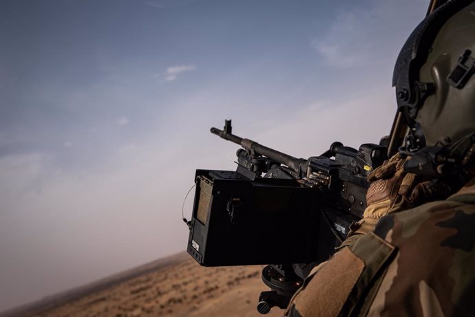 Archivo - April 14, 2022, Gao, Gao, Mali: A GTD-Aerocombat bunker crew member aboard an NH90 ''Caiman'' assault helicopter scans the horizon during a flight from Gao to Gossi FOB (forward operating base), April 14, 2022.