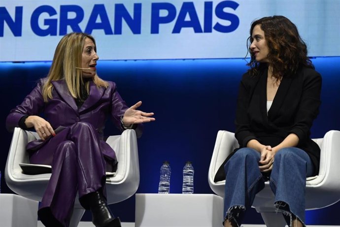 Archivo - La presidenta del PP extremeño, María Guardiola, junto a la presidenta de la Comunidad de Madrid, Isabel Díaz Ayuso, en el acto del PP en Zaragoza.
