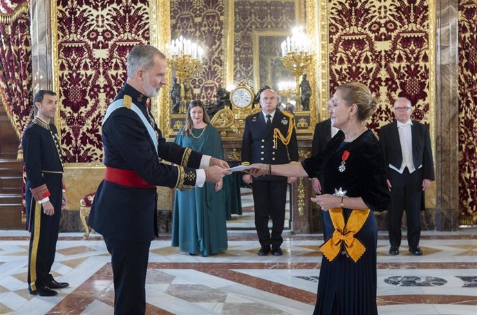 Archivo - El Rey recibe la carta credencial de la nueva embajadora de la República Helénica, Aglaia Balta, en el Palacio Real, a 8 de enero de 2025, en Madrid (España). 