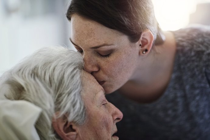 Archivo - Mujer, anciana, hospital, despedida. Cuidados paliativos.