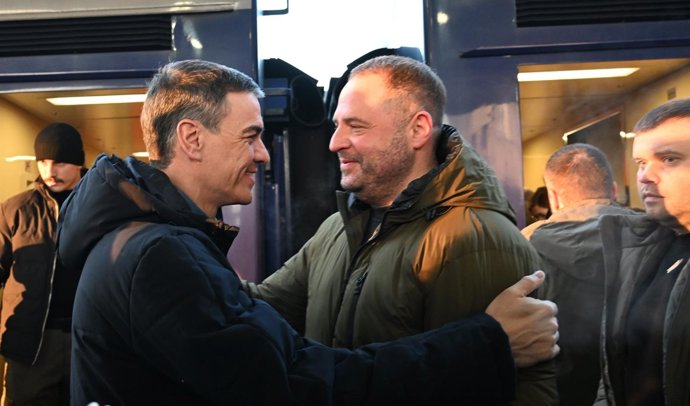 El presidente del Gobierno, Pedro Sánchez, es recibido en Kiev por el jefe de la oficina presidencial ucrania, Andrí Yermak.