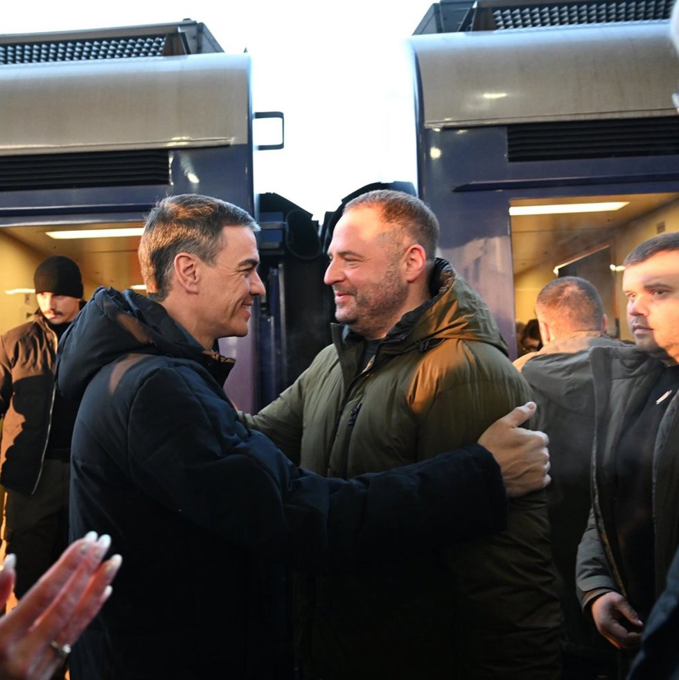 El presidente del Gobierno, Pedro Sánchez, es recibido en Kiev por el jefe de la oficina presidencial ucrania, Andrí Yermak.