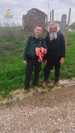 Imagen de uno de los agentes con el peregrino rescatado