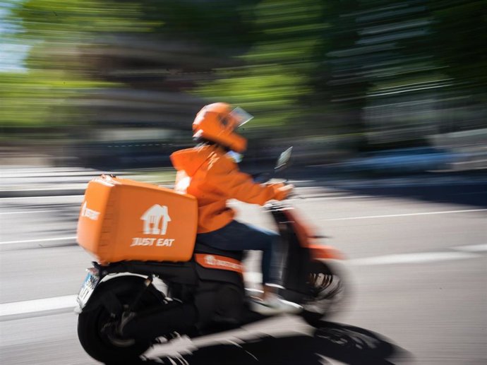Archivo - Repartidor de Just Eat Takeaway.Com