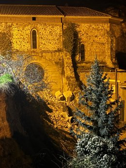 La torre derrumbada junto a la iglesia de la Asunción de Viguera