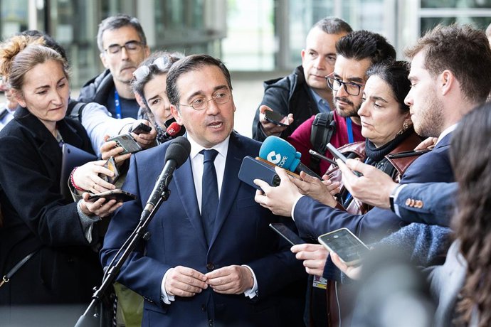 Archivo - El ministro de Asuntos Exteriores, José Manuel Albares, ofrece declaraciones a los medios a su salida de una reunión con el vicepresidente de la Comisión Europea, y el ministro de Asuntos Exteriores del Reino Unido, en la sede de la Comisión Eur
