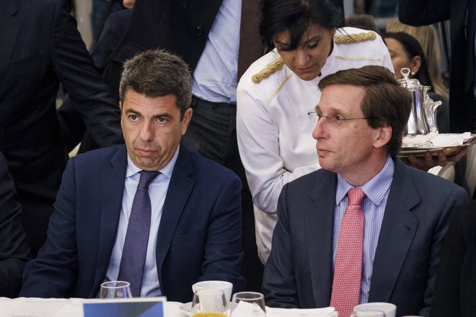El president de la Generalitat Valenciana, Carlos Mazón y el alcalde de Madrid, José Luis Martínez-Almeida, durante un desayuno informativo de Fórum Europa, en el Hotel Mandarin Oriental Ritz, a 24 de febrero de 2025