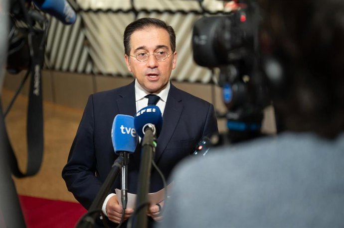 El ministro de Asuntos Exteriores, Unión Europea y Cooperación, José Manuel Albares, ofrece declaraciones a los medios antes de la reunión de ministros de Exteriores del bloque que se celebra este lunes. Bruselas (Bélgica), 24 de febrero de 2025.