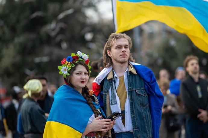 Dos personas durante una manifestación en apoyo a Ucrania, a 23 de febrero de 2025, en Barcelona, Catalunya (España).