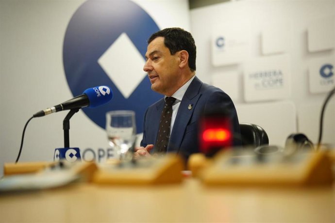 El presidente de la Junta de Andalucía, Juanma Moreno, este lunes durante la entrevista