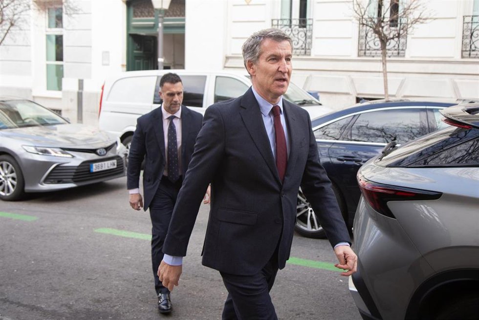 El presidente del PP, Alberto Núñez Feijóo, a su llegada a la V edición del Foro ANFAC 2025, en el Palacio de Linares, a 20 de febrero de 2025, en Madrid (España).